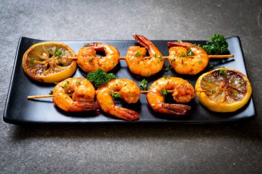 Limon - deniz ürünleri tarzı ile ızgara kaplan karides şiş