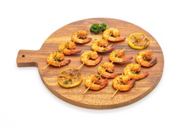 Beyaz arka plan üzerinde izole limon ile ızgara kaplan karides şiş