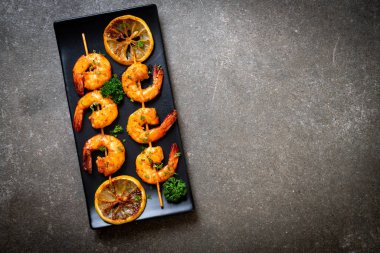 Limon - deniz ürünleri tarzı ile ızgara kaplan karides şiş