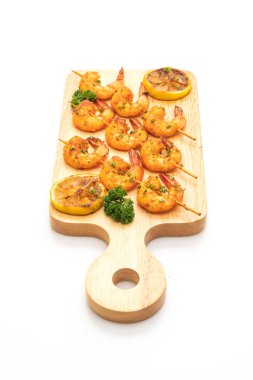 Beyaz arka plan üzerinde izole limon ile ızgara kaplan karides şiş