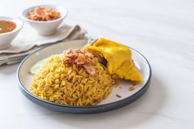 Tavuk - Müslüman gıda tarzı ile Müslüman sarı pirinç
