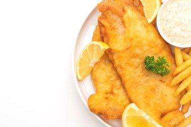Balık ve cips beyaz arka plan üzerinde izole patates kızartması ile