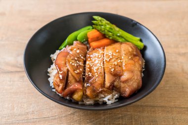 Teriyaki tavuk pilav kasesi - Asya gıda tarzı