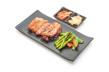 Beyaz arka plan üzerinde izole teriyaki chiciken biftek