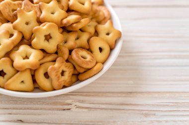 Kahveli bisküvi krakeri.