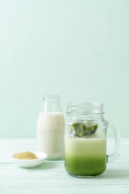 Matcha yeşil çay buzlu cam sütlü