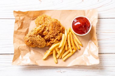 Kızarmış tavuk, patates kızartması ve nugget yemeği. Abur cubur ve sağlıksız yemek.