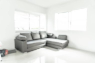 Arka plan kullanımı için masa ve kanepesi olan oturma odasının bulanık görüntüsü.