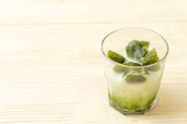 Matcha yeşil çay buzlu cam sütlü