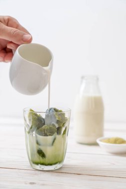 Matcha yeşil çay buzlu cam sütlü