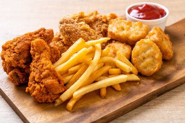 Kızarmış tavuk, patates kızartması ve nugget yemeği. Abur cubur ve sağlıksız yemek.