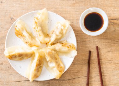 Japon gyoza 'sı ya da soya soslu hamur tatlısı.