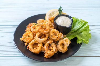 Kızarmış squids ve ahtapot (kalamar) soslu - sağlıksız gıdalar