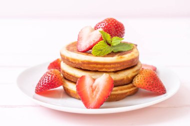 taze çilek ile sufle gözleme