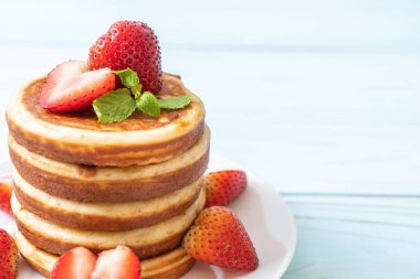 taze çilek ile sufle gözleme