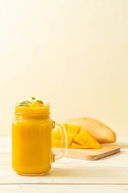 taze mango smoothies - sağlıklı yiyecek ve içecek konsepti