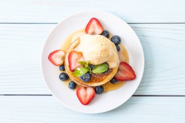 Yabanmersinli gözleme, çilek, bal ve vanilyalı dondurma.