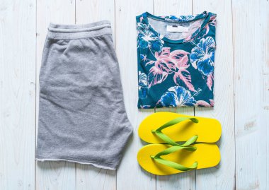 Gezgin, yaz tatili ahşap arka plan üzerinde erkek casual kıyafetler