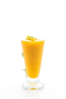 Beyaz arka plan üzerinde izole taze mango smoothies