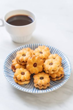 Hindistan cevizli bisküvi ve ananas reçeli.