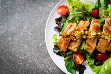 ızgara tavuk salata sebze - sağlıklı gıda tarzı ile