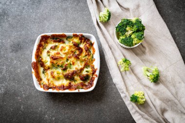 Peynirli fırında karnabahar ve brokoli graten