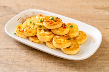 Sahanda yumurta yumuşak tofu sarımsak - sağlıklı, vegan ve sebze gıda tarzı