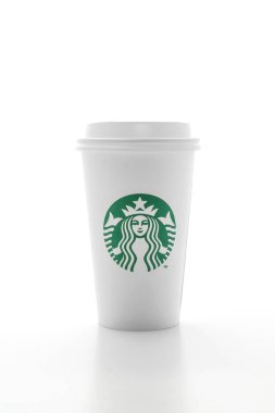 Bangkok, Tayland - 5 Haziran 2018: Beyaz kahve fincanı beyaz arka plan üzerinde izole Starbucks logosu ile. Starbucks dünyanın en büyük kahve evi 61 ülke içinde 20.000'den fazla mağaza ile mi.