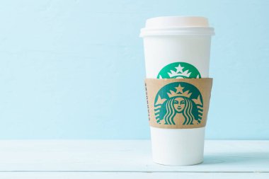 Bangkok, Tayland - 5 Haziran 2018: Beyaz kahve fincanı Starbucks logosu üzerinde tahta arka plan ile. Starbucks dünyanın en büyük kahve evi 61 ülke içinde 20.000'den fazla mağaza ile mi.