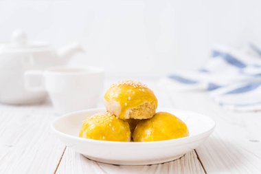 Çin böreği veya moon pasta mung fasulye ezmesi ile dolu ve yumurta sarısı - Asya tuzlu tatlı