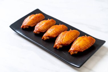 Barbekü tavuk kanadı sosu ile