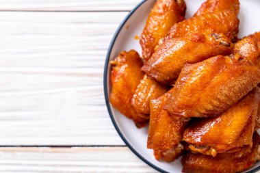 Barbekü tavuk kanadı sosu ile