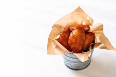 Barbekü tavuk kanadı sosu ile