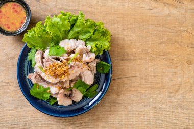 Soslu ve sebzeli haşlanmış balık sosu.