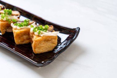 Shitake Mantarlı ızgara Tofu ve Altın İğne Mantarı - sağlıklı, vejetaryen veya vejetaryen yemek tarzı