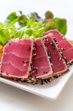 Taze ton balığı ve sebze salatası. Sağlıklı yemek.