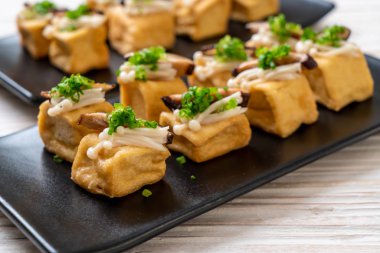 Shitake Mantarlı ızgara Tofu ve Altın İğne Mantarı - sağlıklı, vejetaryen veya vejetaryen yemek tarzı