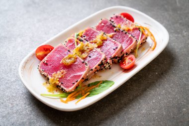 Taze orkinos ile baharatlı salata sosu - ham sağlıklı gıda