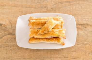 pasta plaka üzerinde kurutulmuş rendelenmiş domuz eti ile sopa