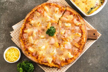 Tablo - İtalyan yemeği stil Hawai pizza