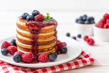 Taze ahududu ve yabanmersinli gözleme.