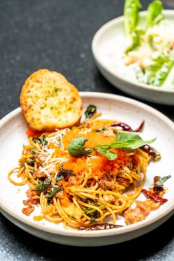 sarımsak ve karides tavada kızartılmış spagetti yumurta plaka üzerinde