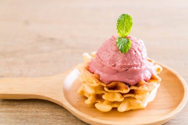 plaka üzerinde gözleme ile çilekli dondurma