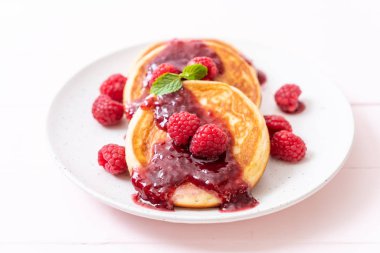 Taze ahududu ve frambuaz sos ile sufle gözleme