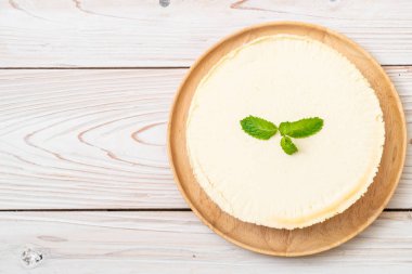 Ahşap zemin üzerine nane ile ev yapımı cheesecake