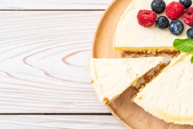 Ev yapımı cheesecake taze ahududu ve yaban mersini ile