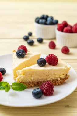 Ev yapımı cheesecake taze ahududu ve yaban mersini ile