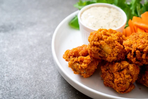 Fried Spicy Chicken Wings Vegetable — Stock Photo, Image