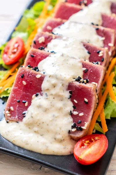 Verse Tonijn Rauw Met Groentesalade Saus Gezond Voedsel — Stockfoto