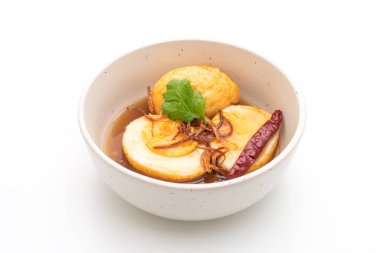 Beyaz arka plan üzerinde izole demirhindi soslu kızarmış haşlanmış yumurta